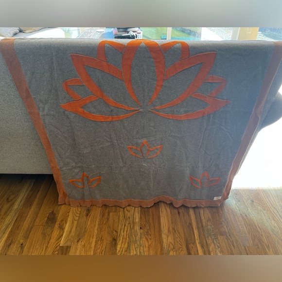 COPY - Pink Lemonade Lotus Relax travel blanket and eye mask - Picture 2 of 5